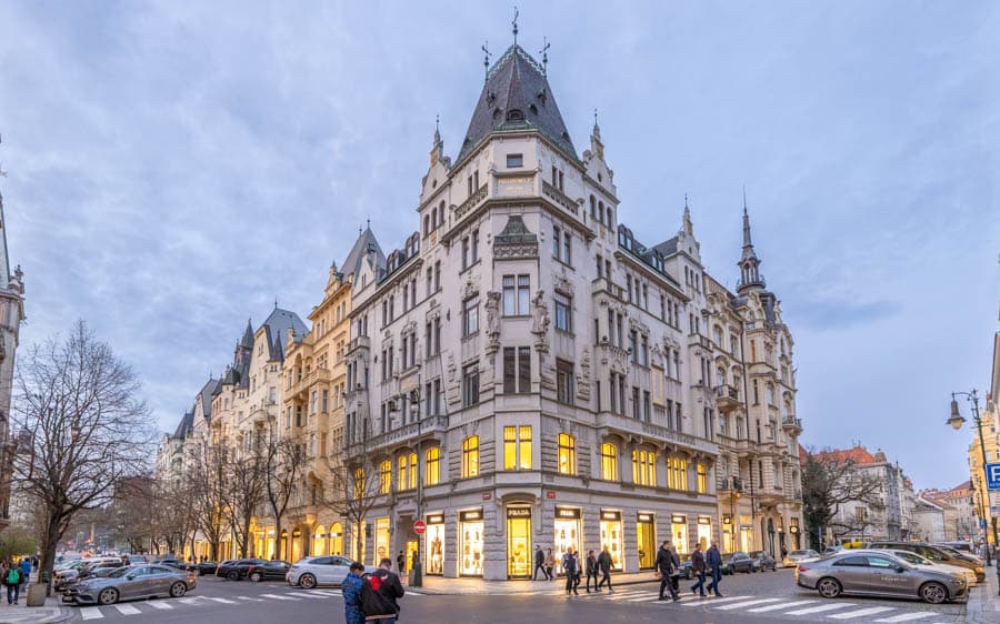 捷克布拉格的「兩隻小俄羅斯人」之家(Dům U dvou Malorusek)，該建築位於布拉格最負盛名的帕里日斯卡街，這條街道以其豪華精品店和高檔時裝品牌而聞名。